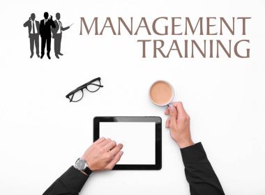 Tablet ve metin yönetimi eğitim kullanan adam 