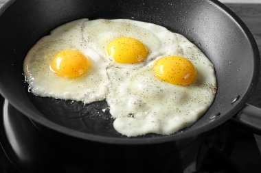 Lezzetli kolay yumurta üzerinde 