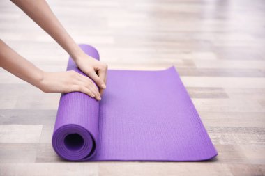 Erkek çalışırken yoga mat eller