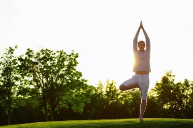 Yoga yapan genç adam.