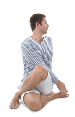 Yoga yapan genç adam.