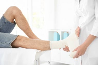 Bacak üzerine uygulanan bandaj doktor