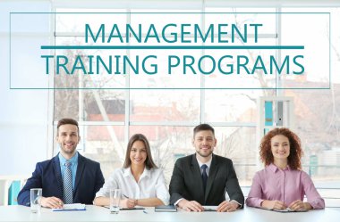 Yönetim eğitim programları kavramı. Ofiste iş toplantı insanlar