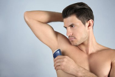 deodorant olan genç adam