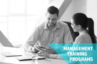 Yönetim eğitim programları kavramı. Ofiste iş toplantı insanlar