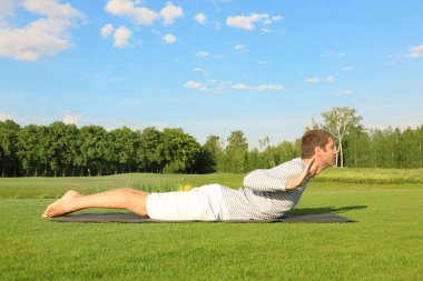 Yoga yapan genç adam.