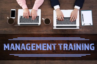 Ahşap masada dizüstü bilgisayarlar ile emekçilerin