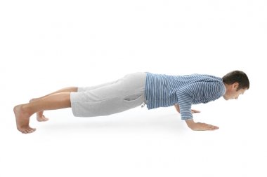 Yoga yapan genç adam.