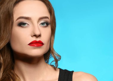 Güzel genç kadın ile renk arka plan üzerinde parlak dudaklar