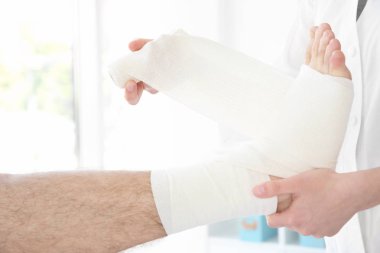 Bacak üzerine uygulanan bandaj doktor