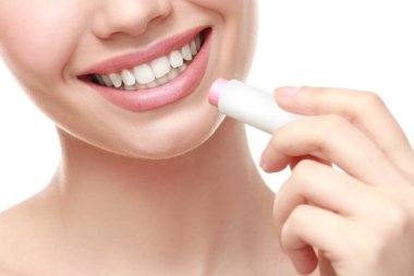 Güzel genç kadın ruj uygulayarak görünümünü portre