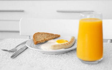 Lezzetli kahvaltı ile kolay yumurta üzerinde 