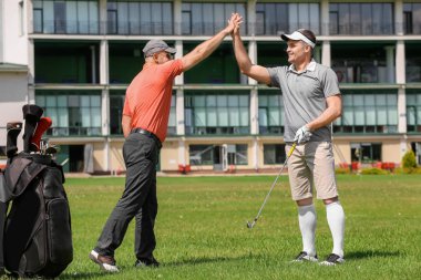 Gençler golf sahasında güneşli gün
