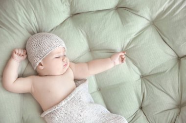 Lounge evde uyuyan sevimli bebek