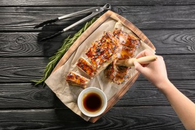 Kadın soya sosu kavrulmuş Domuz kaburga için ekleme 