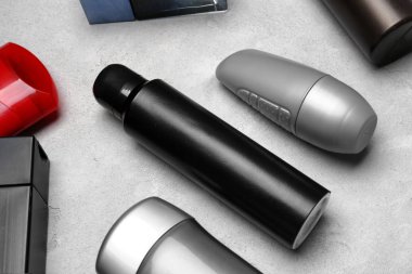 Erkekler için çeşitli deodorantlar 