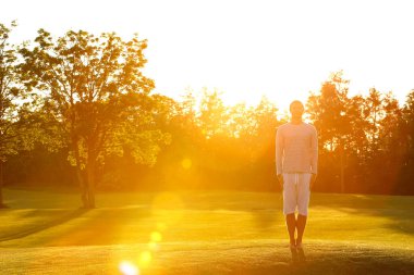 Yoga yapan genç adam.