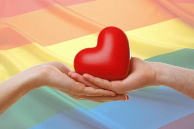 Eşcinsel çift kırmızı kalp tutan bir