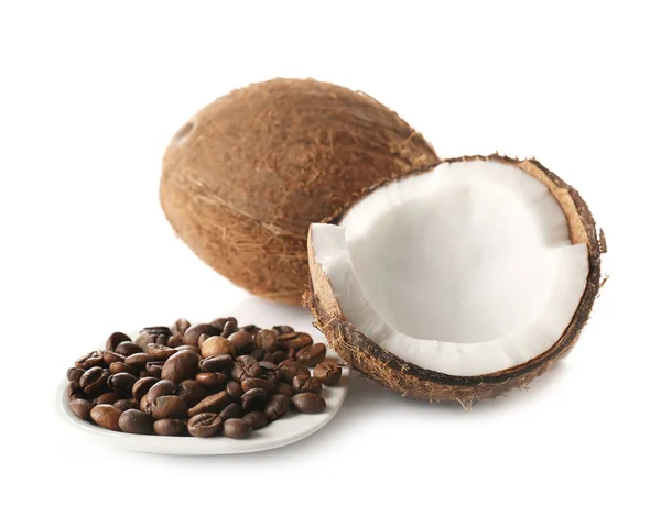 Platillo con granos de café y cocos —  Fotos de Stock