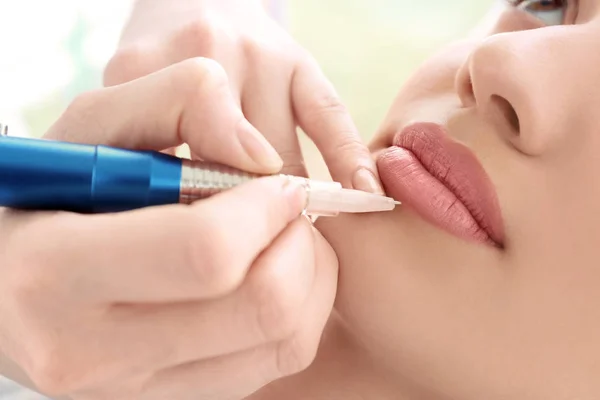 Young woman having permanent makeup on lips — Stock Photo, Image