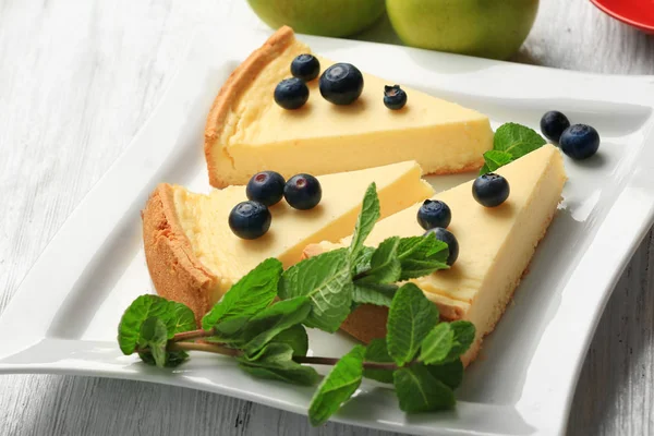 Brânză delicioasă și fructe de pădure — Fotografie, imagine de stoc