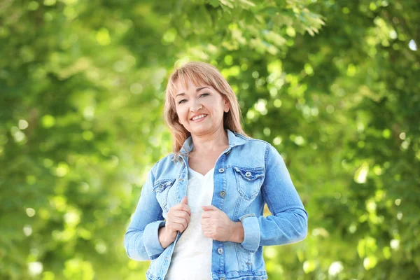 Retrato de atractiva mujer madura en hermoso parque — Foto de Stock