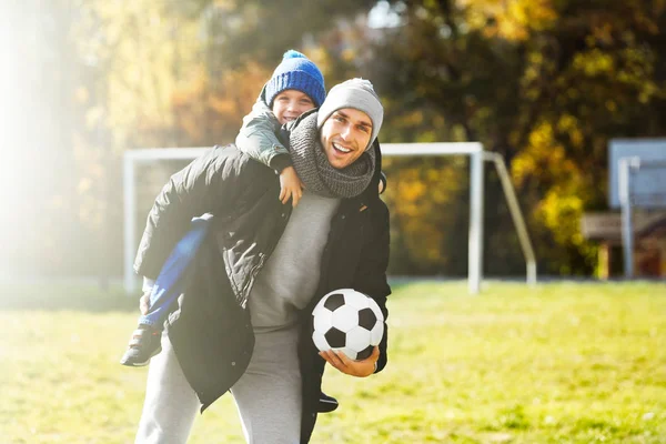 Vader en zoon met bal — Stockfoto