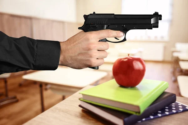 Человек с пистолетом в классе . — стоковое фото