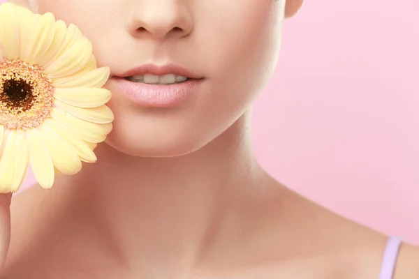 Женщина с губами макияж и цветок — стоковое фото