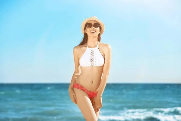 Beautiful young woman in bikini — Stock Photo, Image