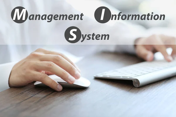 Concepto de sistema de información de gestión. Empresario que trabaja con la computadora en la mesa de madera, primer plano —  Fotos de Stock