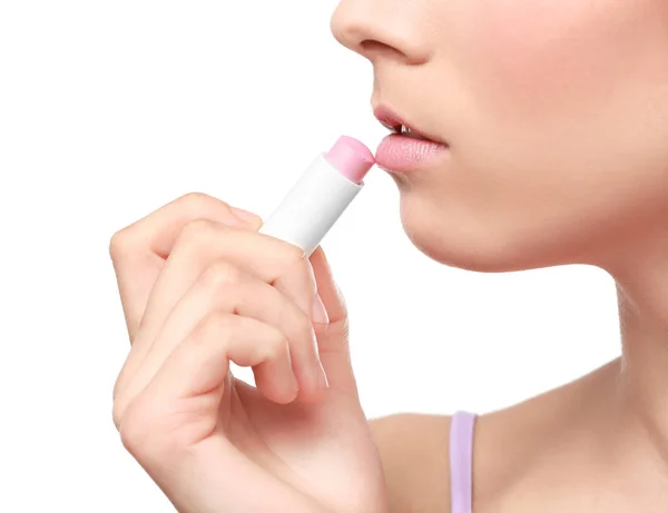 Nahaufnahme der schönen jungen Frau Anwendung Lippenstift, weißer Hintergrund — Stockfoto