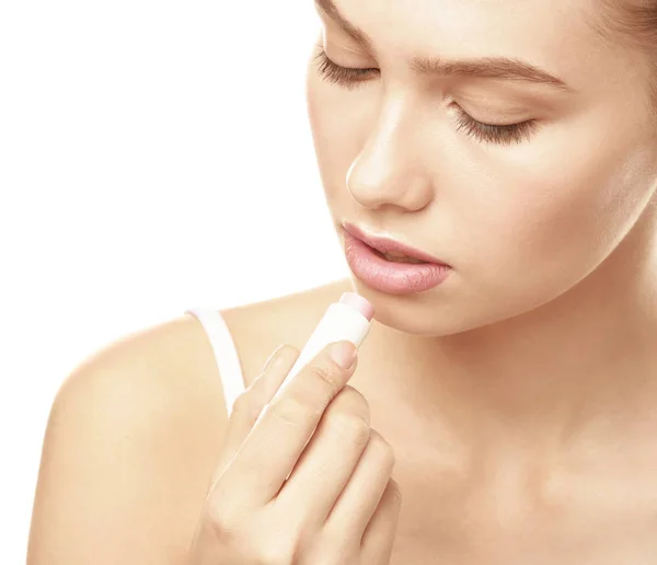 Närbild bild av vackra unga kvinnan om läppstift, vit bakgrund — Stockfoto