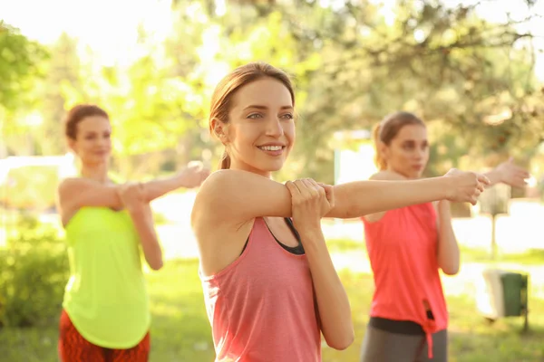 Yoga yapan kadınlar — Stok fotoğraf