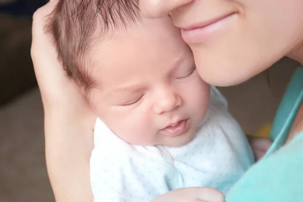 Женщина держит своего новорожденного ребенка — стоковое фото
