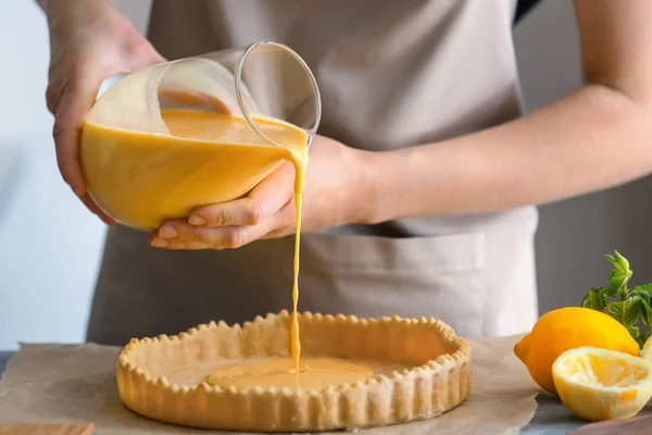 Mulher cozinhar torta de limão — Fotografia de Stock