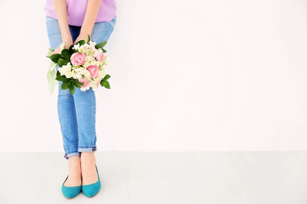 Young woman holding beautiful bouquet — Stock Photo, Image