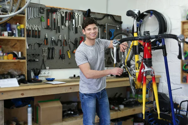 Mann arbeitet in Fahrradwerkstatt — Stockfoto