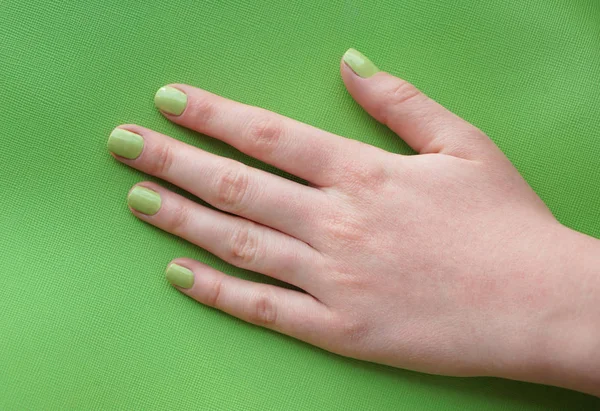 Güzel el ile yeşil manikür — Stok fotoğraf