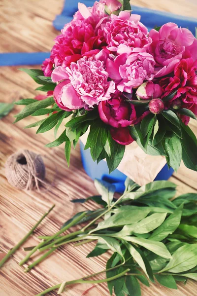 Ahşap masa üzerinde güzel peonies — Stok fotoğraf