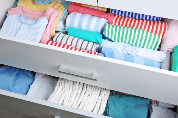 Chest of drawers with clothes — Stock Photo, Image