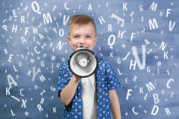 Маленький хлопчик з мегафоном і літерами — стокове фото