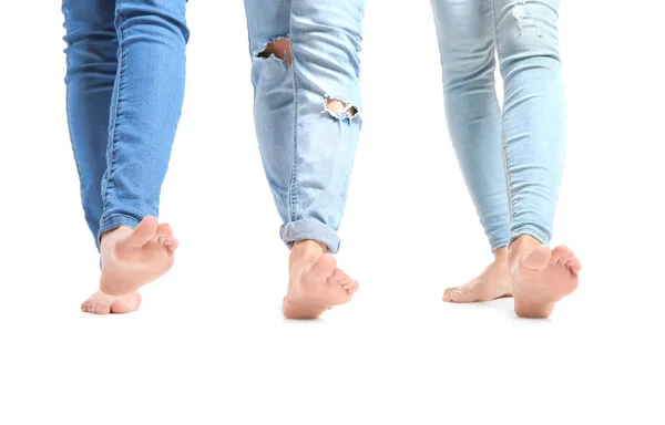 Piernas femeninas en jeans — Foto de Stock