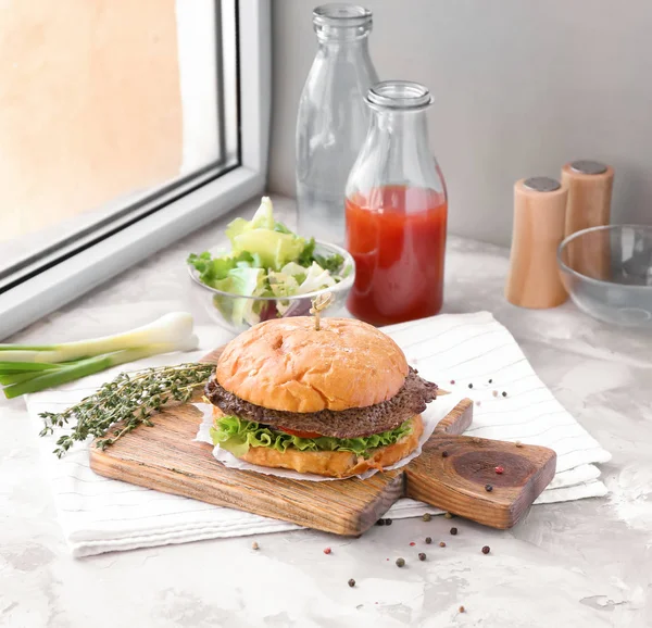 Burger, domates suyu ve sebze 