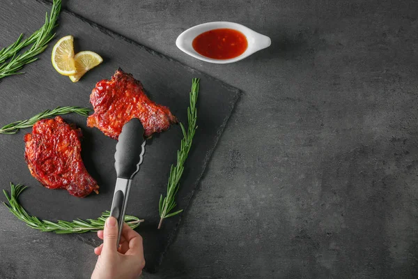 Costillas de cerdo con pinzas de cocina — Foto de Stock