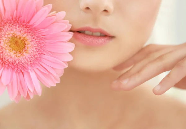Женщина с натуральными губами макияж и цветок — стоковое фото