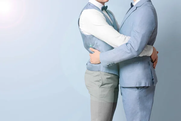 Couple gay embrassant — Photo