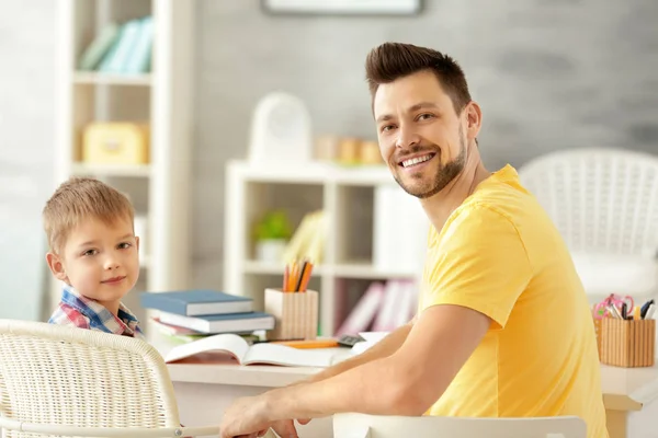 Père et fils faisant leurs devoirs — Photo