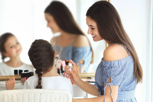 Genç kadın ve küçük kızı evde makyaj uygulamak — Stok fotoğraf
