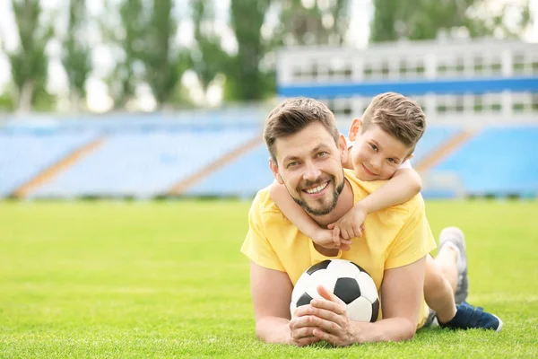 Papá e hijo con pelota de fútbol — Foto de Stock